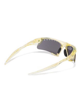 模特儿示范图 - 点击放大 - OAKLEY - x SATISFY Suture Jacket Prizm™ Sunglasses