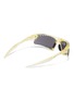 模特儿示范图 - 点击放大 - OAKLEY - x SATISFY Suture Jacket Prizm™ Sunglasses