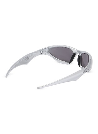 模特儿示范图 - 点击放大 - OAKLEY - x SATISFY Scar Prizm™ Sunglasses