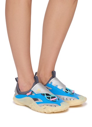 模特儿示范图 - 点击放大 - ADIDAS - X PHARRELL WILLIAMS 中性款 WATER 运动鞋