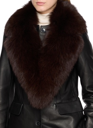 模特儿示范图 - 点击放大 - YVES SALOMON - Fox Fur Silk Collar Scarf