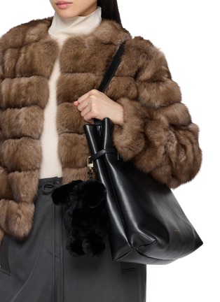 模特儿示范图 - 点击放大 - YVES SALOMON - Rex Fur Bag Charm