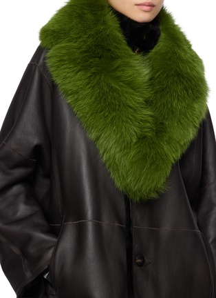 模特儿示范图 - 点击放大 - YVES SALOMON - Fox Fur Silk Collar Scarf
