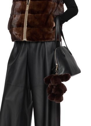 模特儿示范图 - 点击放大 - YVES SALOMON - Rex Fur Bag Charm