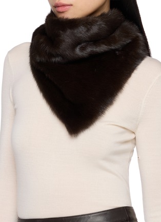 模特儿示范图 - 点击放大 - YVES SALOMON - Mink Fur Silk Bandana