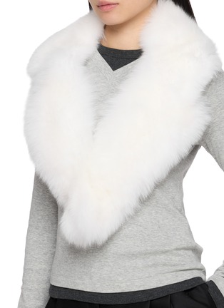 模特儿示范图 - 点击放大 - YVES SALOMON - Fox Fur Silk Collar Scarf