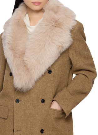 模特儿示范图 - 点击放大 - YVES SALOMON - Fox Fur Silk Collar Scarf