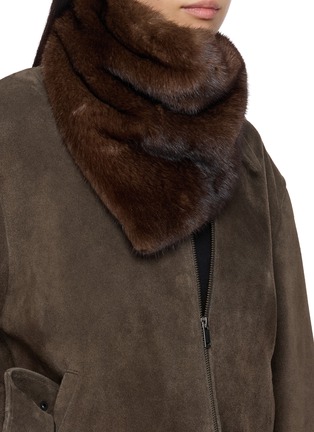 模特儿示范图 - 点击放大 - YVES SALOMON - Mink Fur Silk Bandana