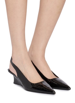 模特儿示范图 - 点击放大 - STUART WEITZMAN - 50 VINNIE 鳄鱼纹漆皮高跟鞋