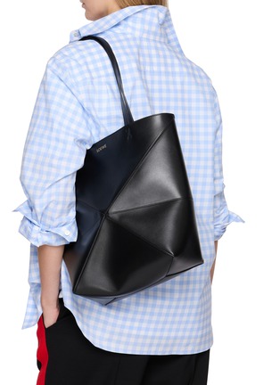 模特儿示范图 - 点击放大 - LOEWE - Medium Puzzle Fold Leather Tote Bag