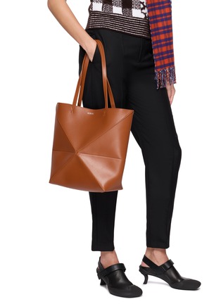 模特儿示范图 - 点击放大 - LOEWE - Medium Puzzle Fold Leather Tote Bag