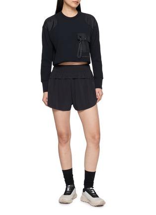 模特儿示范图 - 点击放大 - AND WANDER - PE Waffle Cropped Long Sleeve T-Shirt