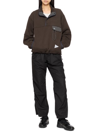 模特儿示范图 - 点击放大 - AND WANDER - Utility Pocket Sweatshirt