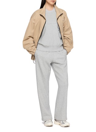 模特儿示范图 - 点击放大 - AND WANDER - Carabiner Clip Pocket Crewneck Sweater
