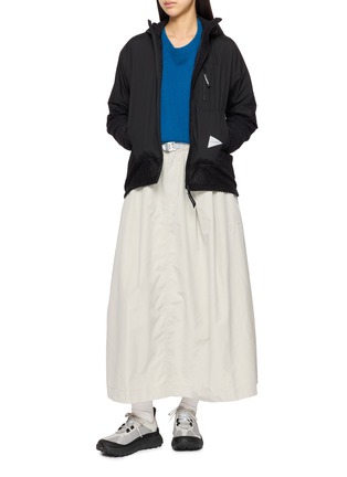 模特儿示范图 - 点击放大 - AND WANDER - Panelled Hooded Air Fleece Zip Up Jacket