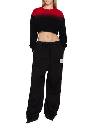 模特儿示范图 - 点击放大 - BALENCIAGA - Needle Punch Wool Cropped Sweater