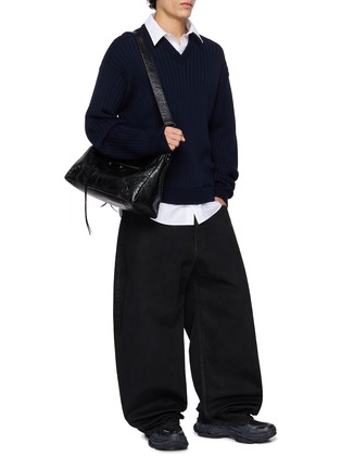 模特儿示范图 - 点击放大 - BALENCIAGA - Curved Leg Dark Wash Denim Jeans