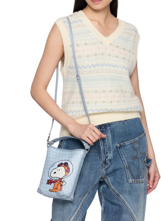 模特儿示范图 - 点击放大 - ANYA HINDMARCH - X Peanuts Space Snoopy I Am A Plastic Bag Mini Bucket
