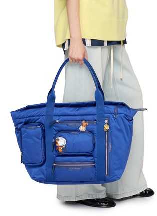 模特儿示范图 - 点击放大 - ANYA HINDMARCH - X Peanuts Space Snoopy Travel Tote