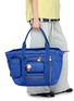 模特儿示范图 - 点击放大 - ANYA HINDMARCH - X Peanuts Space Snoopy Travel Tote
