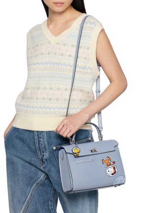 模特儿示范图 - 点击放大 - ANYA HINDMARCH - X Peanuts Moonwalk Snoopy Mini Mortimer Crossbody Bag