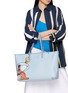 模特儿示范图 - 点击放大 - ANYA HINDMARCH - X Peanuts Space Snoopy I Am A Plastic Bag Zipped Tote Bag