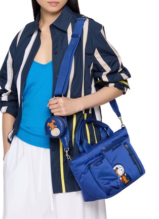模特儿示范图 - 点击放大 - ANYA HINDMARCH - X Peanuts Space Snoopy E/W Mini Tote Bag