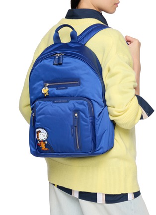 模特儿示范图 - 点击放大 - ANYA HINDMARCH - X Peanuts Space Snoopy Backpack