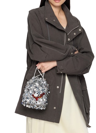 模特儿示范图 - 点击放大 - ANYA HINDMARCH - X Peanuts Space Snoopy Drawstring Pouch