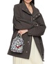 模特儿示范图 - 点击放大 - ANYA HINDMARCH - X Peanuts Space Snoopy Drawstring Pouch