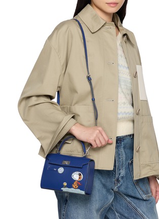 模特儿示范图 - 点击放大 - ANYA HINDMARCH - X Peanuts Moonwalk Snoopy Mini Mortimer Crossbody Bag