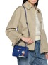模特儿示范图 - 点击放大 - ANYA HINDMARCH - X Peanuts Moonwalk Snoopy Mini Mortimer Crossbody Bag