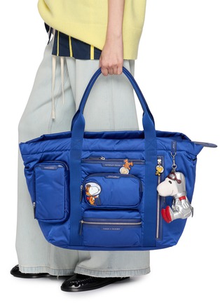 模特儿示范图 - 点击放大 - ANYA HINDMARCH - X Peanuts Space Snoopy Tidy Bag