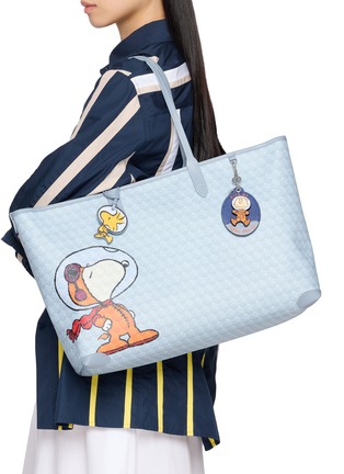 模特儿示范图 - 点击放大 - ANYA HINDMARCH - X Peanuts Charlie Brown Key Charm