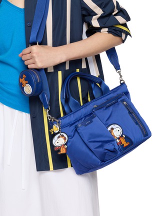 模特儿示范图 - 点击放大 - ANYA HINDMARCH - X Peanuts Snoopy & Woodstock Leather Key Charm