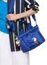 模特儿示范图 - 点击放大 - ANYA HINDMARCH - X Peanuts Snoopy & Woodstock Leather Key Charm