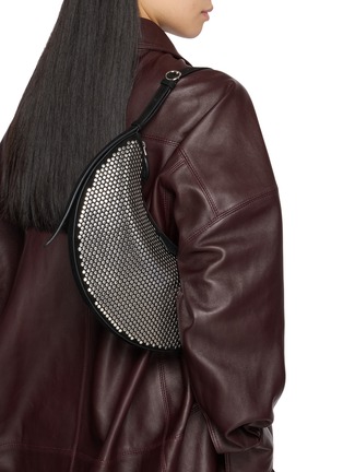 模特儿示范图 - 点击放大 - ALAÏA - Demi Lune Stud Suede Bag