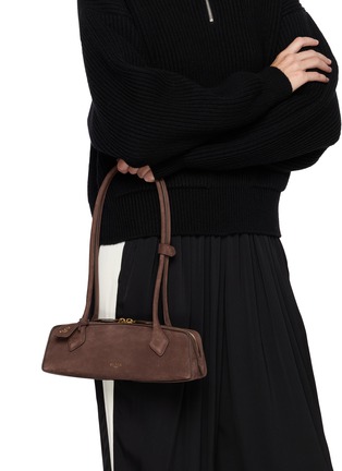 模特儿示范图 - 点击放大 - ALAÏA - Small Le Teckel Grained Leather Bag