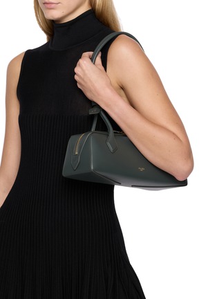 模特儿示范图 - 点击放大 - ALAÏA - Medium Le Teckel Smooth Leather Bag