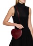 模特儿示范图 - 点击放大 - ALAÏA - Le Coeur Leather Crossbody Bag