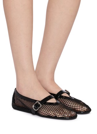 模特儿示范图 - 点击放大 - ALAÏA - Patent Leather Mesh Mary Jane Flats