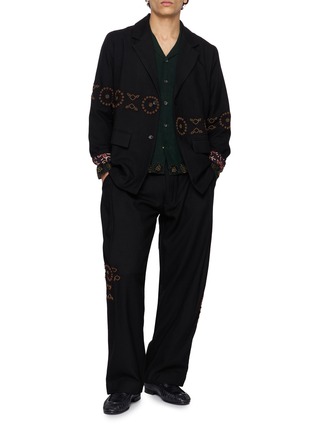 模特儿示范图 - 点击放大 - KARTIK RESEARCH - Side Pleat Embroidered Pants