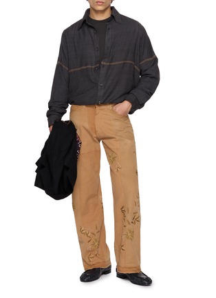 模特儿示范图 - 点击放大 - KARTIK RESEARCH - Upcycled Workwear Embroidered Pants