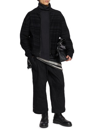 模特儿示范图 - 点击放大 - THE VIRIDI-ANNE - Diagonal-Panel Turtleneck Sweatshirt