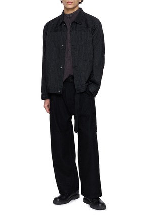 模特儿示范图 - 点击放大 - THE VIRIDI-ANNE - Henley Silk Pocket T-shirt