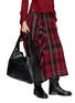 模特儿示范图 - 点击放大 - DISCORD YOHJI YAMAMOTO - Small Profile Leather Tote Bag