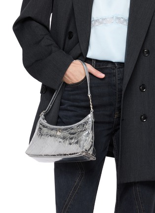 模特儿示范图 - 点击放大 - KURT GEIGER - KURT SLING 菱格单肩包