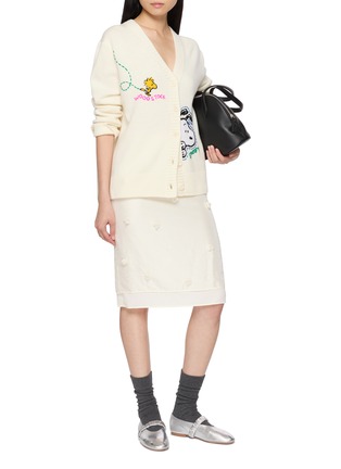 模特儿示范图 - 点击放大 - CHINTI & PARKER - X Peanuts Snoopy Hand Embroidered Knit Cardigan
