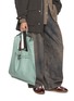 正面 -点击放大 - BEAUTIFUL PEOPLE - Extra Large Bandage Handle Shrink Leather Market Bag