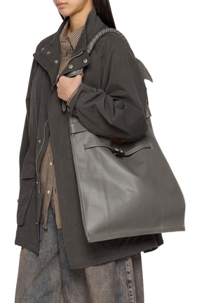 模特儿示范图 - 点击放大 - BEAUTIFUL PEOPLE - Extra Large Bandage Handle Shrink Leather Market Bag